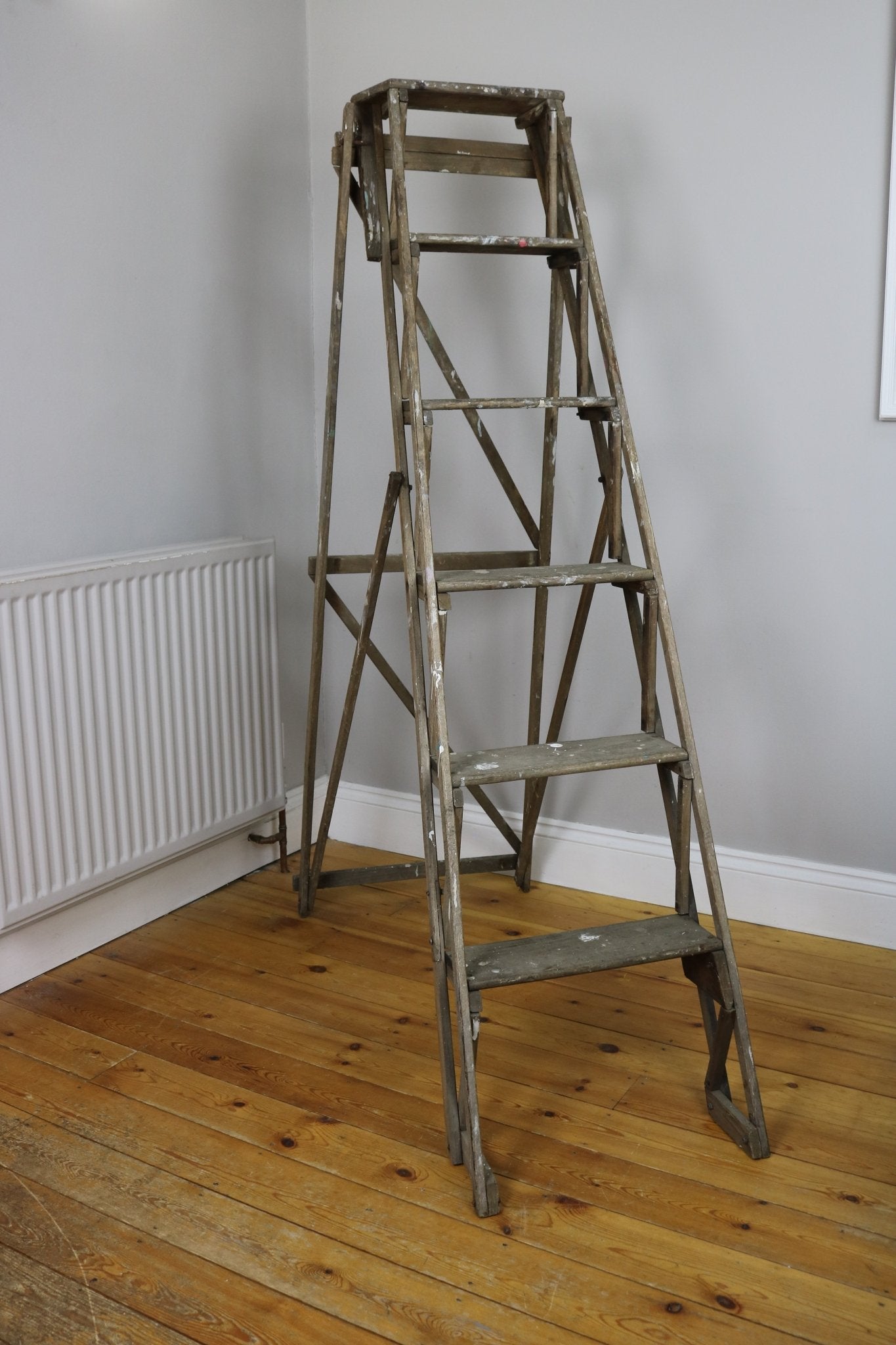 Hatherley Style Vintage Lattice Ladder - The Vintage Allure