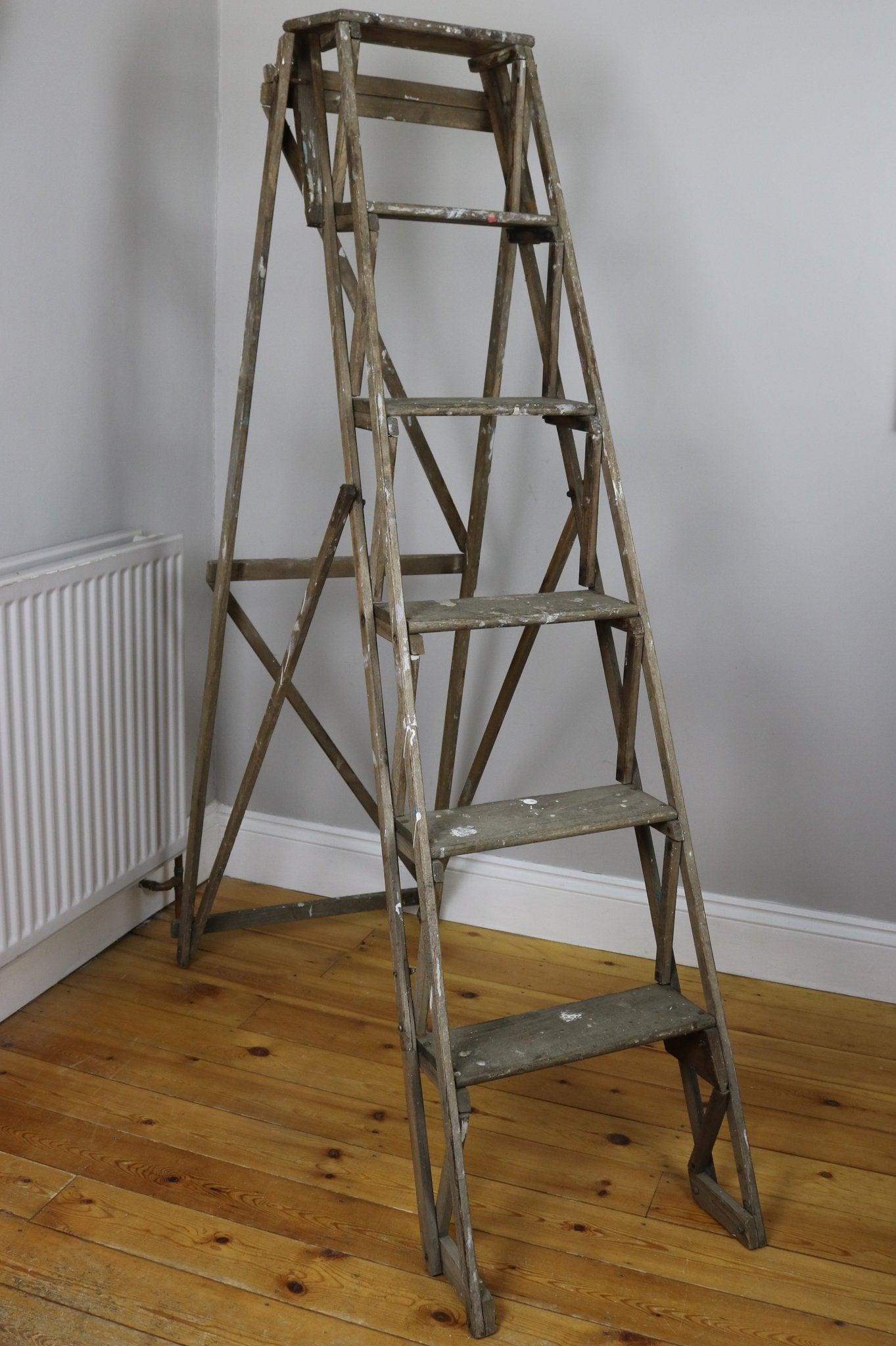 Hatherley Style Vintage Lattice Ladder - The Vintage Allure