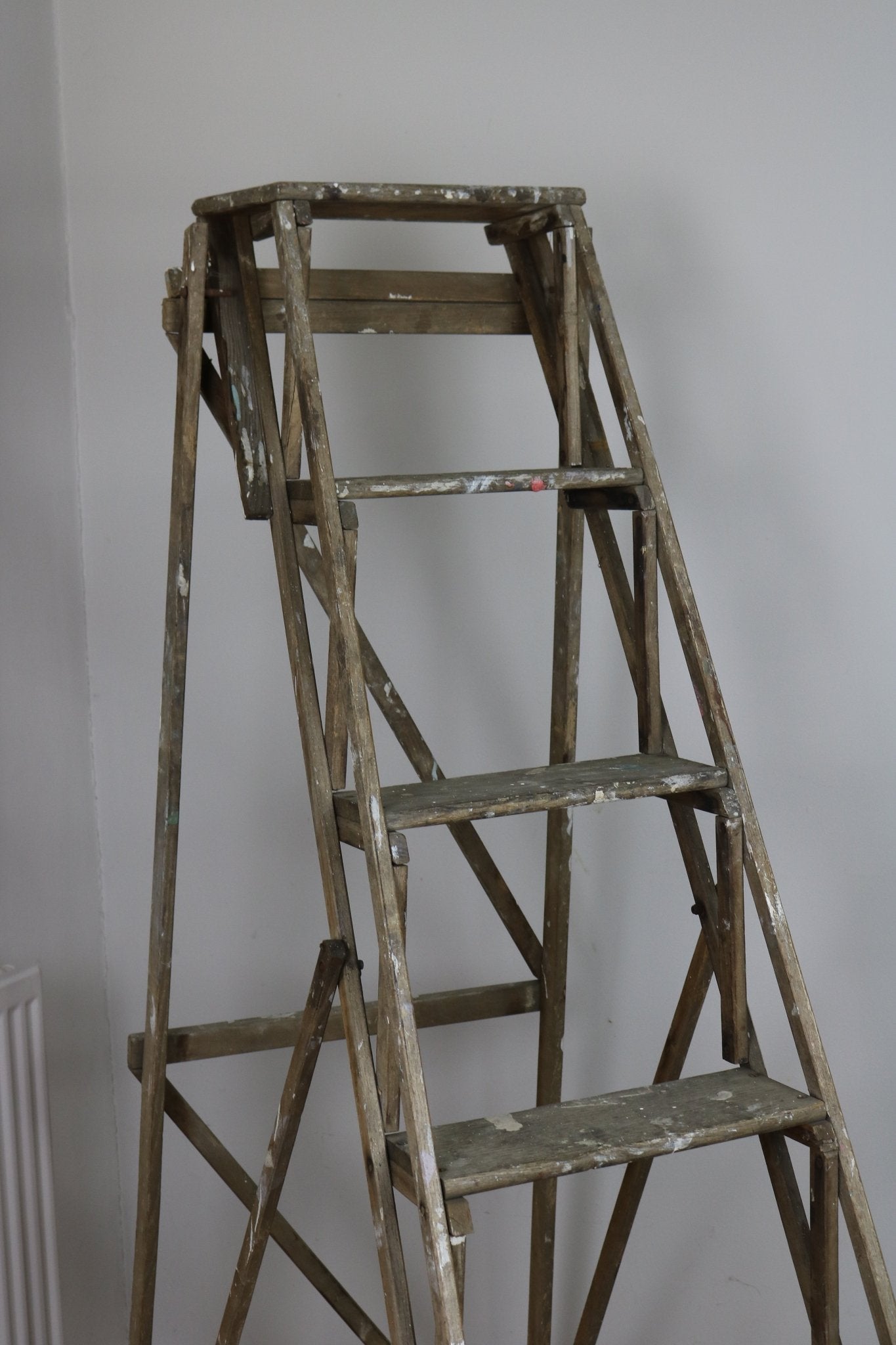 Hatherley Style Vintage Lattice Ladder - The Vintage Allure